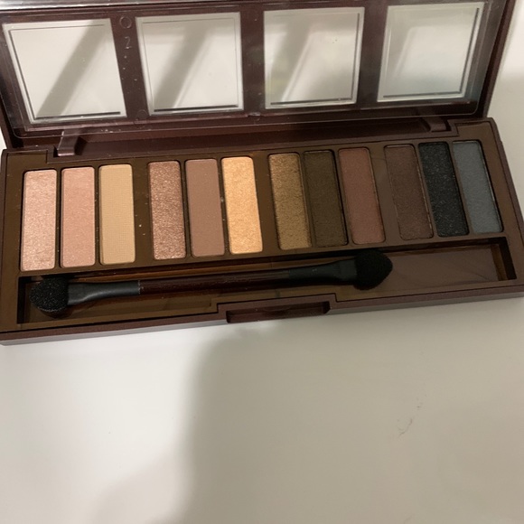 Makeup - Picture 4 of 10